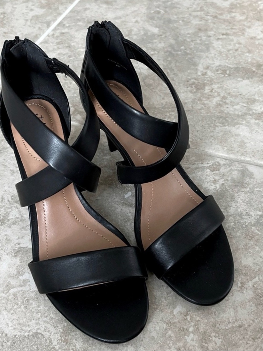 Style & Co black heels size
8M